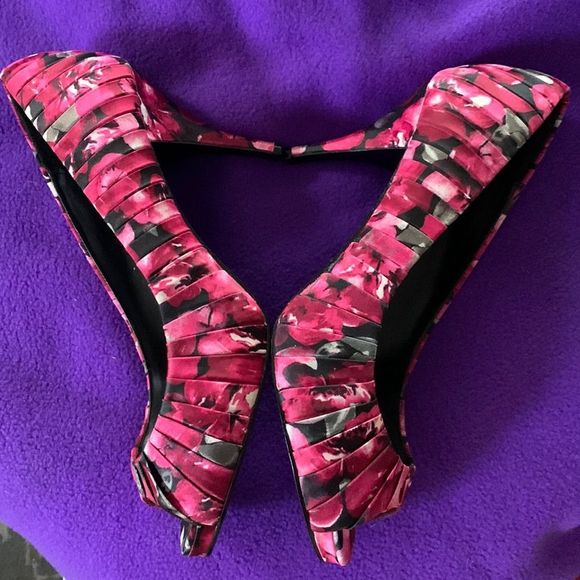 White House Black Market Shoes - WHBM Floral Satin-Like Peep-Toe Heels Size 9